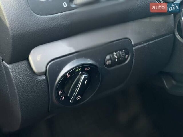 Красный Фольксваген Гольф, объемом двигателя 1.2 л и пробегом 205 тыс. км за 6800 $, фото 12 на Automoto.ua