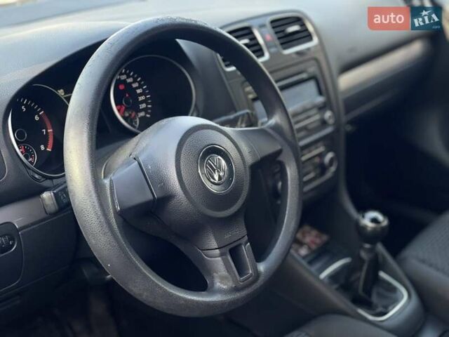 Красный Фольксваген Гольф, объемом двигателя 1.2 л и пробегом 205 тыс. км за 6800 $, фото 13 на Automoto.ua