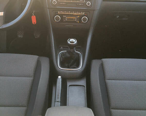 Красный Фольксваген Гольф, объемом двигателя 1.39 л и пробегом 220 тыс. км за 7200 $, фото 11 на Automoto.ua