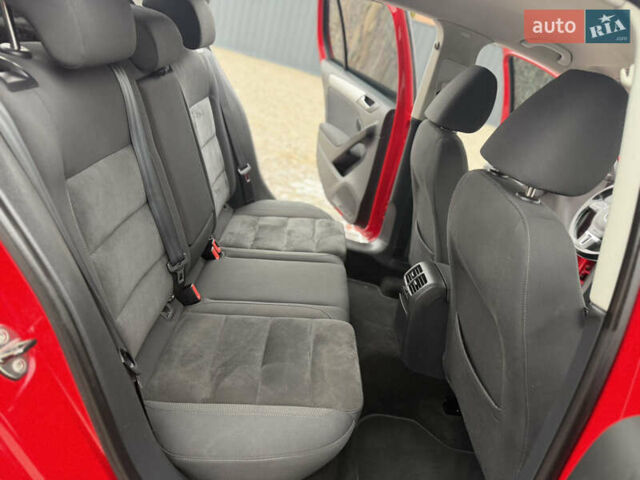 Червоний Фольксваген Гольф, об'ємом двигуна 1.39 л та пробігом 180 тис. км за 8999 $, фото 20 на Automoto.ua