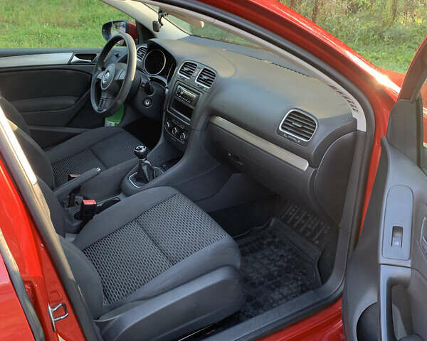 Красный Фольксваген Гольф, объемом двигателя 1.2 л и пробегом 202 тыс. км за 6300 $, фото 9 на Automoto.ua