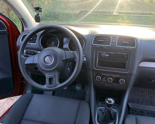 Красный Фольксваген Гольф, объемом двигателя 1.2 л и пробегом 202 тыс. км за 6300 $, фото 11 на Automoto.ua