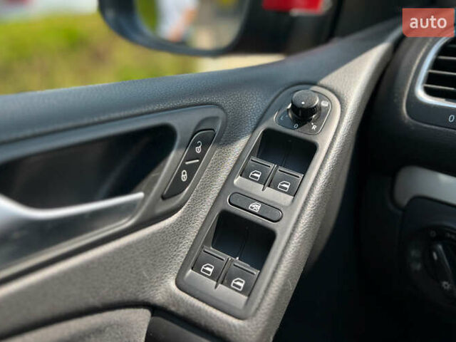 Красный Фольксваген Гольф, объемом двигателя 1.4 л и пробегом 156 тыс. км за 10350 $, фото 13 на Automoto.ua