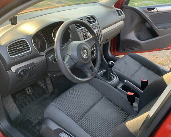 Красный Фольксваген Гольф, объемом двигателя 1.2 л и пробегом 202 тыс. км за 6300 $, фото 7 на Automoto.ua