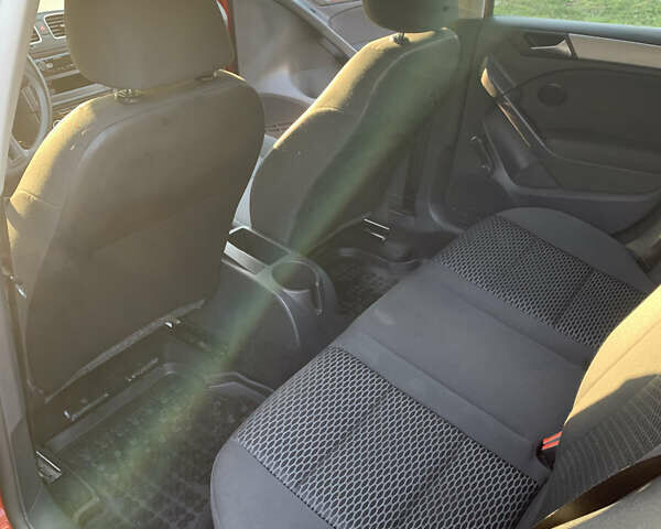 Красный Фольксваген Гольф, объемом двигателя 1.2 л и пробегом 202 тыс. км за 6300 $, фото 6 на Automoto.ua