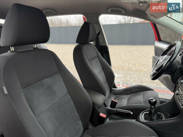 Червоний Фольксваген Гольф, об'ємом двигуна 1.39 л та пробігом 180 тис. км за 8999 $, фото 25 на Automoto.ua