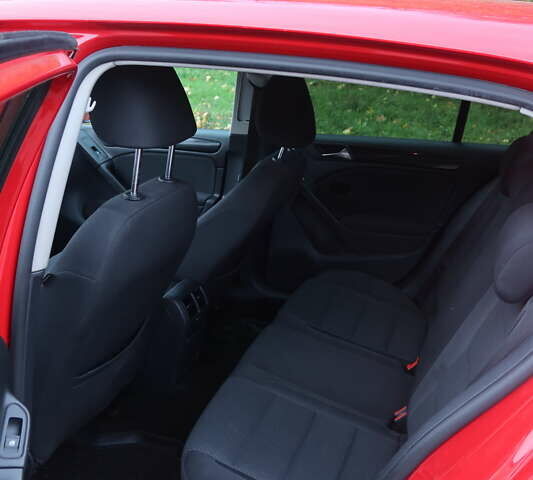 Красный Фольксваген Гольф, объемом двигателя 1.6 л и пробегом 290 тыс. км за 7700 $, фото 3 на Automoto.ua