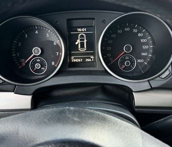 Красный Фольксваген Гольф, объемом двигателя 2.5 л и пробегом 194 тыс. км за 11464 $, фото 10 на Automoto.ua