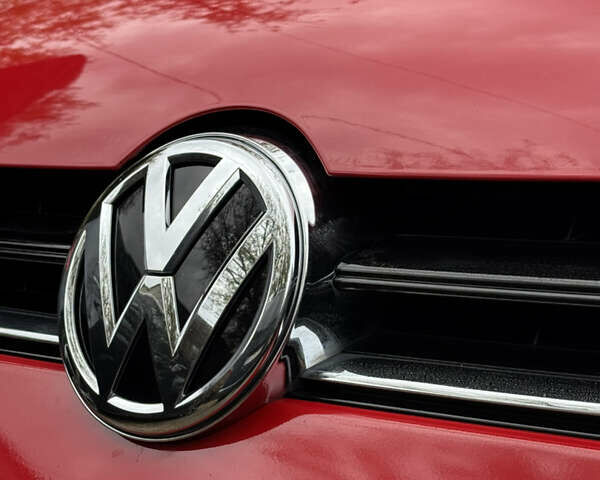 Фольксваген Гольф 2015 в Киеве на Automoto.ua Красный Фольксваген Гольф, объемом двигателя 1.8 л и пробегом 127 тыс. км за 12499 $, фото 1 на Automoto.ua