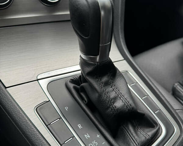 Фольксваген Гольф 2015 в Киеве на Automoto.ua Красный Фольксваген Гольф, объемом двигателя 1.8 л и пробегом 127 тыс. км за 12499 $, фото 8 на Automoto.ua