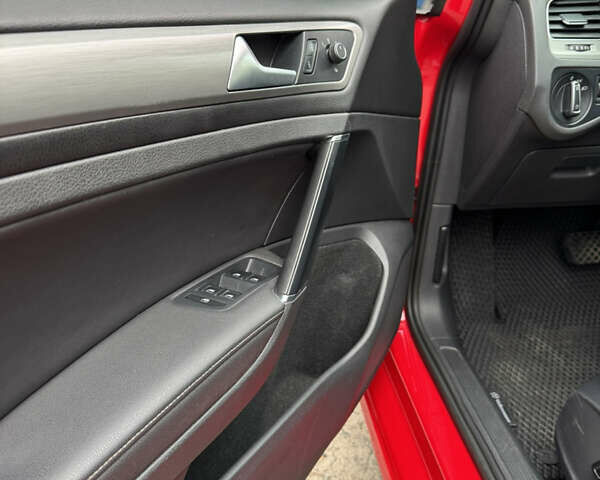 Фольксваген Гольф 2015 в Киеве на Automoto.ua Красный Фольксваген Гольф, объемом двигателя 1.8 л и пробегом 127 тыс. км за 12499 $, фото 7 на Automoto.ua