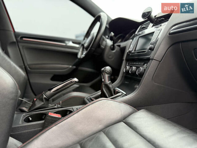 Червоний Фольксваген Гольф, об'ємом двигуна 2 л та пробігом 186 тис. км за 10900 $, фото 14 на Automoto.ua