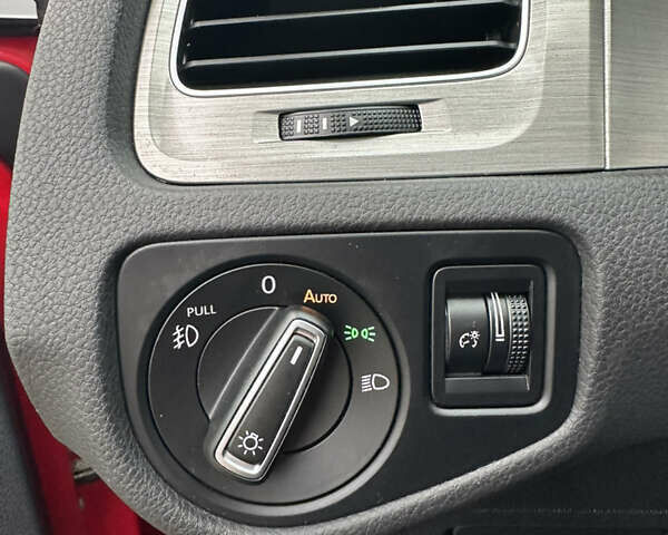 Красный Фольксваген Гольф, объемом двигателя 1.8 л и пробегом 150 тыс. км за 12500 $, фото 37 на Automoto.ua