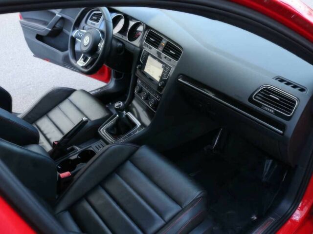 Красный Фольксваген Гольф, объемом двигателя 2 л и пробегом 71 тыс. км за 6500 $, фото 7 на Automoto.ua