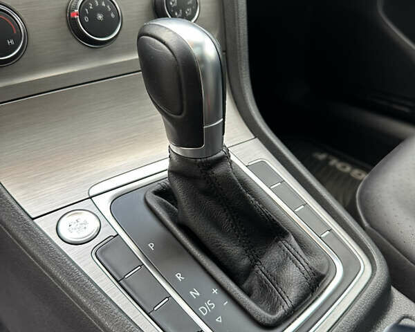 Красный Фольксваген Гольф, объемом двигателя 1.8 л и пробегом 150 тыс. км за 12500 $, фото 27 на Automoto.ua