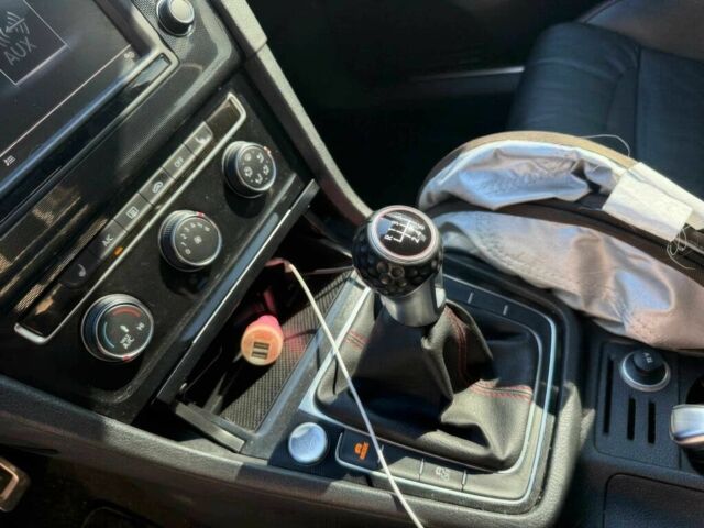 Красный Фольксваген Гольф, объемом двигателя 2 л и пробегом 71 тыс. км за 4000 $, фото 7 на Automoto.ua