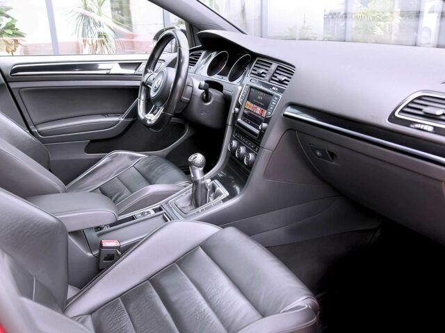 Красный Фольксваген Гольф, объемом двигателя 2 л и пробегом 77 тыс. км за 9500 $, фото 10 на Automoto.ua