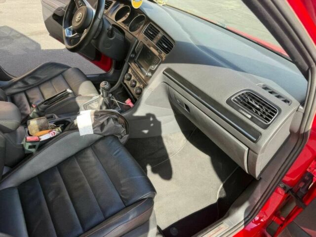 Красный Фольксваген Гольф, объемом двигателя 2 л и пробегом 71 тыс. км за 4000 $, фото 5 на Automoto.ua