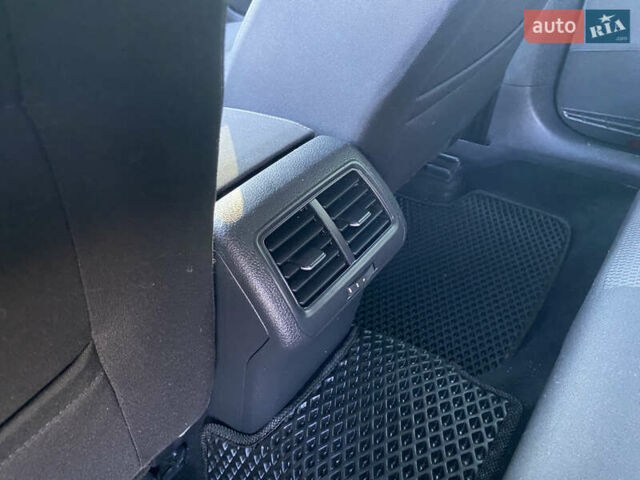 Красный Фольксваген Гольф, объемом двигателя 1.8 л и пробегом 180 тыс. км за 12500 $, фото 29 на Automoto.ua