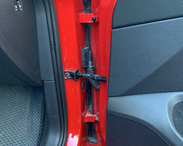 Красный Фольксваген Гольф, объемом двигателя 1.6 л и пробегом 191 тыс. км за 16700 $, фото 18 на Automoto.ua