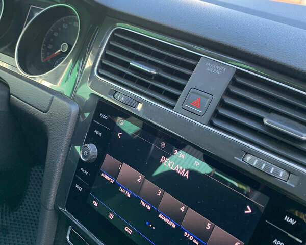 Красный Фольксваген Гольф, объемом двигателя 1.6 л и пробегом 191 тыс. км за 16700 $, фото 23 на Automoto.ua