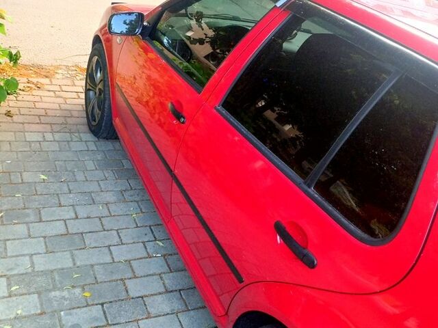 Красный Фольксваген Гольф, объемом двигателя 1.4 л и пробегом 205 тыс. км за 3700 $, фото 1 на Automoto.ua