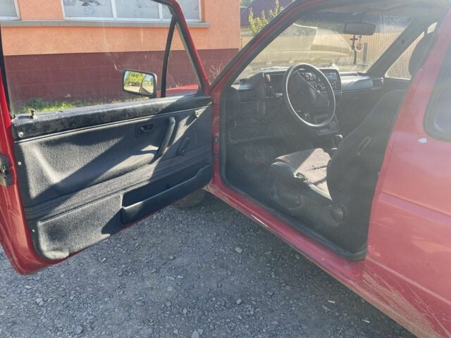 Красный Фольксваген Гольф, объемом двигателя 1.6 л и пробегом 300 тыс. км за 1299 $, фото 6 на Automoto.ua