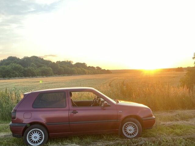 Красный Фольксваген Гольф, объемом двигателя 1.8 л и пробегом 250 тыс. км за 2000 $, фото 4 на Automoto.ua