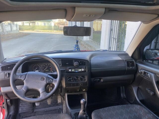 Червоний Фольксваген Гольф, об'ємом двигуна 1.6 л та пробігом 221 тис. км за 1550 $, фото 2 на Automoto.ua