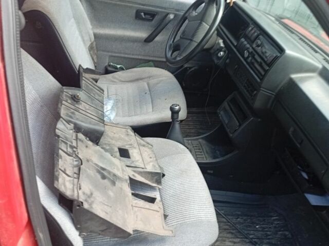 Красный Фольксваген Гольф, объемом двигателя 1.3 л и пробегом 58 тыс. км за 1300 $, фото 4 на Automoto.ua