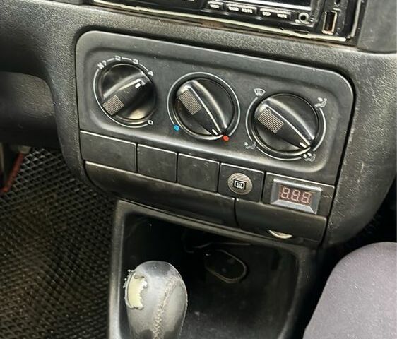 Красный Фольксваген Гольф, объемом двигателя 1.4 л и пробегом 210 тыс. км за 1350 $, фото 4 на Automoto.ua