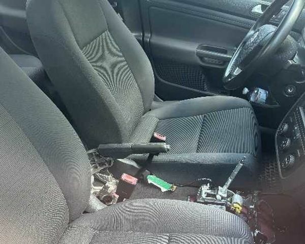 Красный Фольксваген Гольф, объемом двигателя 1.6 л и пробегом 200 тыс. км за 144769 $, фото 7 на Automoto.ua