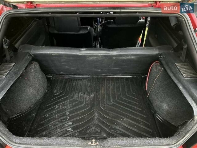 Красный Фольксваген Гольф, объемом двигателя 1.4 л и пробегом 232 тыс. км за 1650 $, фото 3 на Automoto.ua