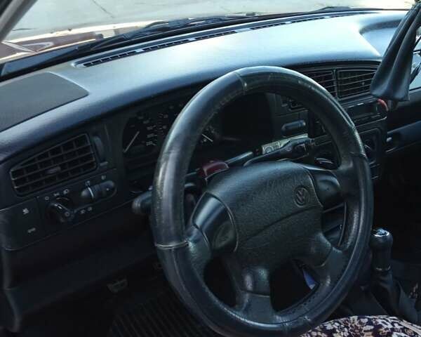 Красный Фольксваген Гольф, объемом двигателя 2 л и пробегом 224 тыс. км за 3700 $, фото 7 на Automoto.ua