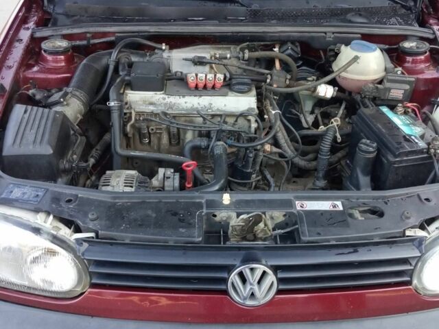 Красный Фольксваген Гольф, объемом двигателя 2 л и пробегом 200 тыс. км за 3000 $, фото 2 на Automoto.ua