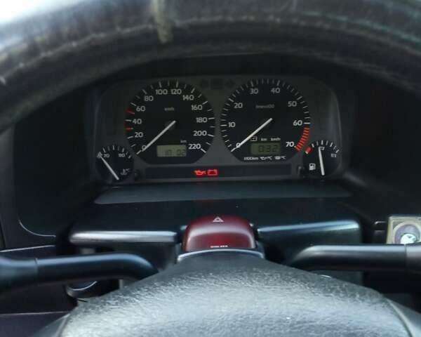 Красный Фольксваген Гольф, объемом двигателя 2 л и пробегом 224 тыс. км за 3700 $, фото 1 на Automoto.ua