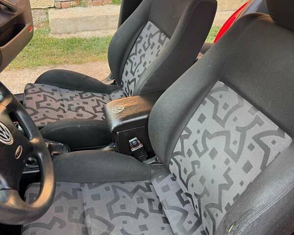 Красный Фольксваген Гольф, объемом двигателя 1.6 л и пробегом 287 тыс. км за 3000 $, фото 22 на Automoto.ua