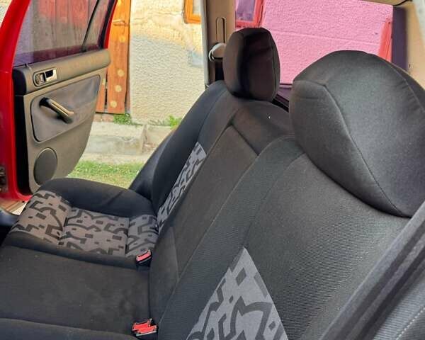 Красный Фольксваген Гольф, объемом двигателя 1.6 л и пробегом 287 тыс. км за 3000 $, фото 18 на Automoto.ua