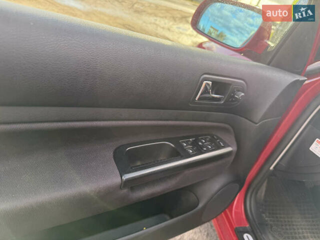 Красный Фольксваген Гольф, объемом двигателя 1.6 л и пробегом 220 тыс. км за 4750 $, фото 26 на Automoto.ua