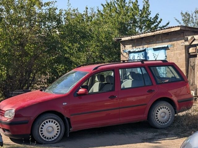 Красный Фольксваген Гольф, объемом двигателя 2 л и пробегом 323 тыс. км за 2100 $, фото 3 на Automoto.ua