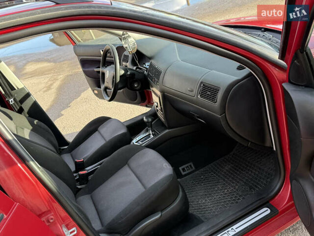 Красный Фольксваген Гольф, объемом двигателя 1.6 л и пробегом 220 тыс. км за 4750 $, фото 24 на Automoto.ua
