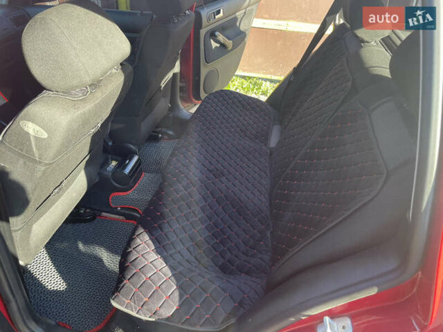 Красный Фольксваген Гольф, объемом двигателя 1.6 л и пробегом 287 тыс. км за 5000 $, фото 12 на Automoto.ua