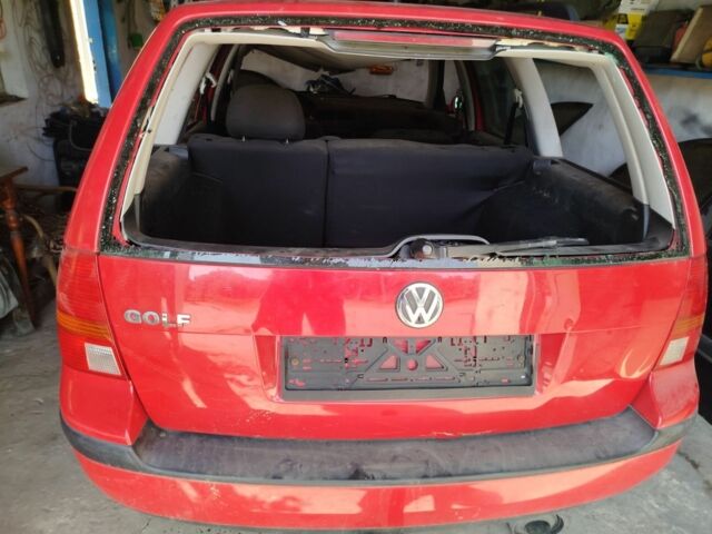Красный Фольксваген Гольф, объемом двигателя 1.4 л и пробегом 200 тыс. км за 1500 $, фото 4 на Automoto.ua