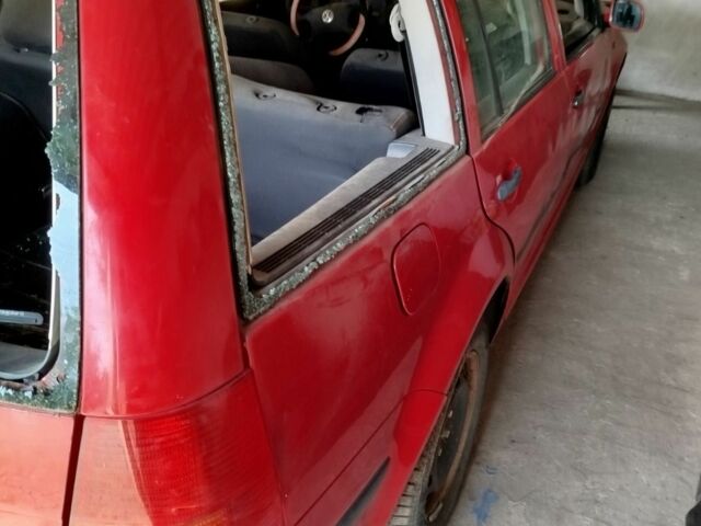 Красный Фольксваген Гольф, объемом двигателя 1.4 л и пробегом 200 тыс. км за 1500 $, фото 3 на Automoto.ua