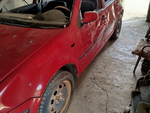 Красный Фольксваген Гольф, объемом двигателя 1.4 л и пробегом 200 тыс. км за 1500 $, фото 1 на Automoto.ua