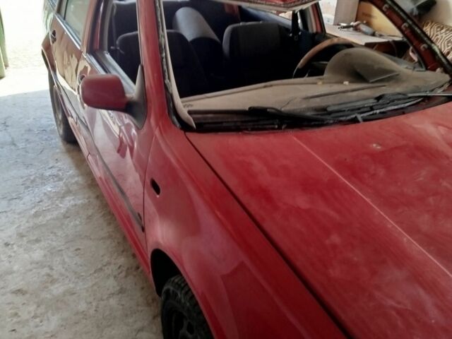 Красный Фольксваген Гольф, объемом двигателя 1.4 л и пробегом 200 тыс. км за 1500 $, фото 2 на Automoto.ua