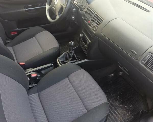 Красный Фольксваген Гольф, объемом двигателя 1.4 л и пробегом 202 тыс. км за 3998 $, фото 4 на Automoto.ua