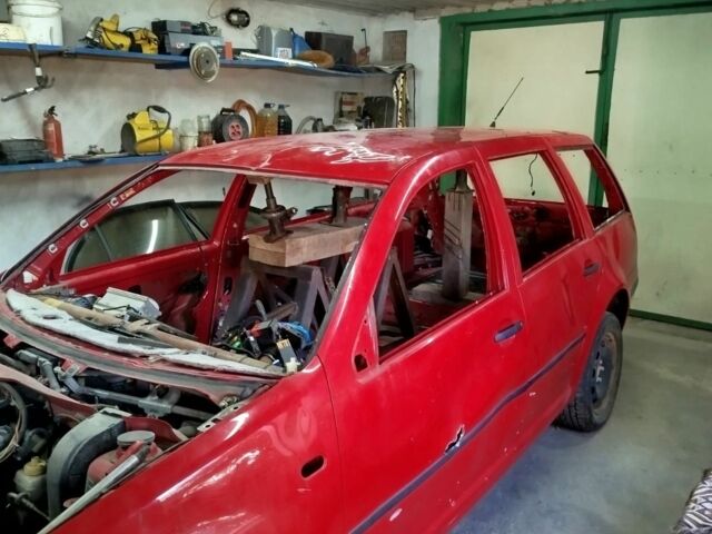 Красный Фольксваген Гольф, объемом двигателя 1.4 л и пробегом 200 тыс. км за 1500 $, фото 6 на Automoto.ua