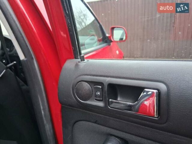 Красный Фольксваген Гольф, объемом двигателя 1.6 л и пробегом 192 тыс. км за 4995 $, фото 22 на Automoto.ua
