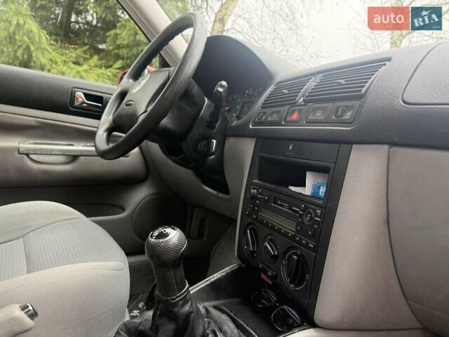 Красный Фольксваген Гольф, объемом двигателя 1.6 л и пробегом 186 тыс. км за 4350 $, фото 41 на Automoto.ua